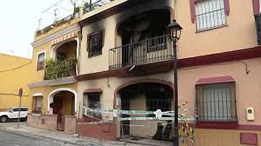 El incendio con 4 muertos de una misma familia en Guillena (Sevilla) se produjo al explotar la batería de un móvil que estaba cargando