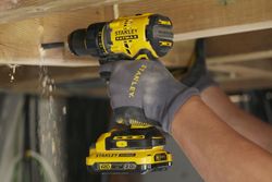 Taladro Atornillador BRUSHLESS V20 Li-Ion 18V 80Nm con 2 baterías Li-Ion 2Ah